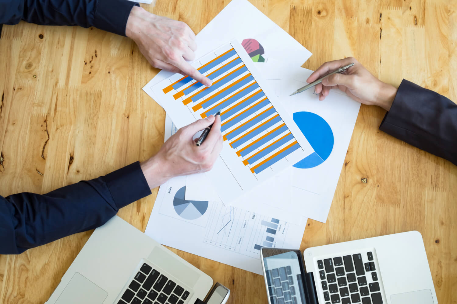 Cercetare calitativă vs. cantitativă în marketing: cum și când alegi metoda potrivită